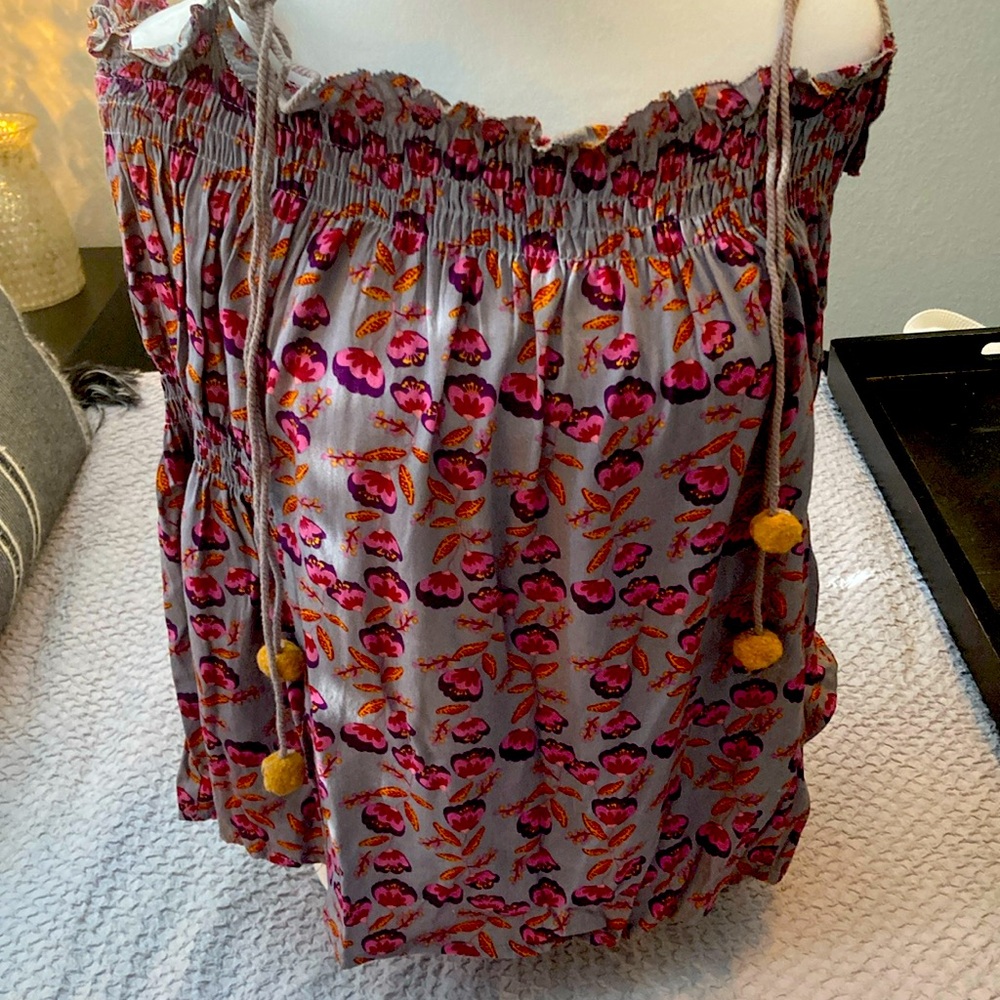 Sleeveless  top with pom-poms for ties. Very flowing size S by Natural Life.!!